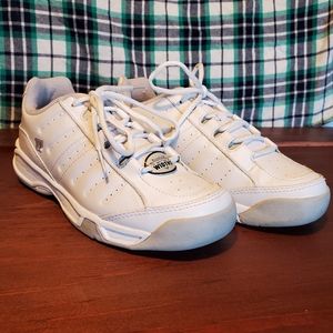 Like new Wilson tennis shoes